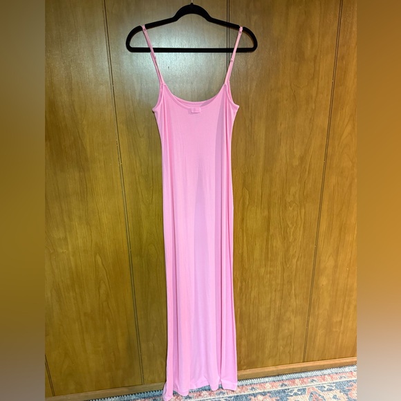 Skims Soft Lounge Sip Dress
Shade Bubblegum - Picture 7 of 7